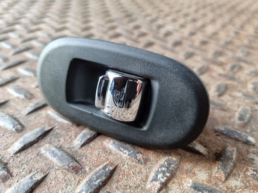 Electric window control switch 9354866