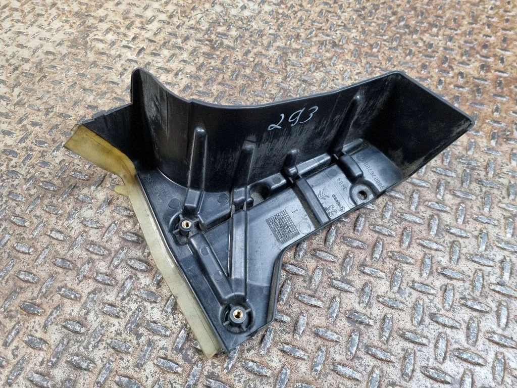 Kita variklio skyriaus detalė