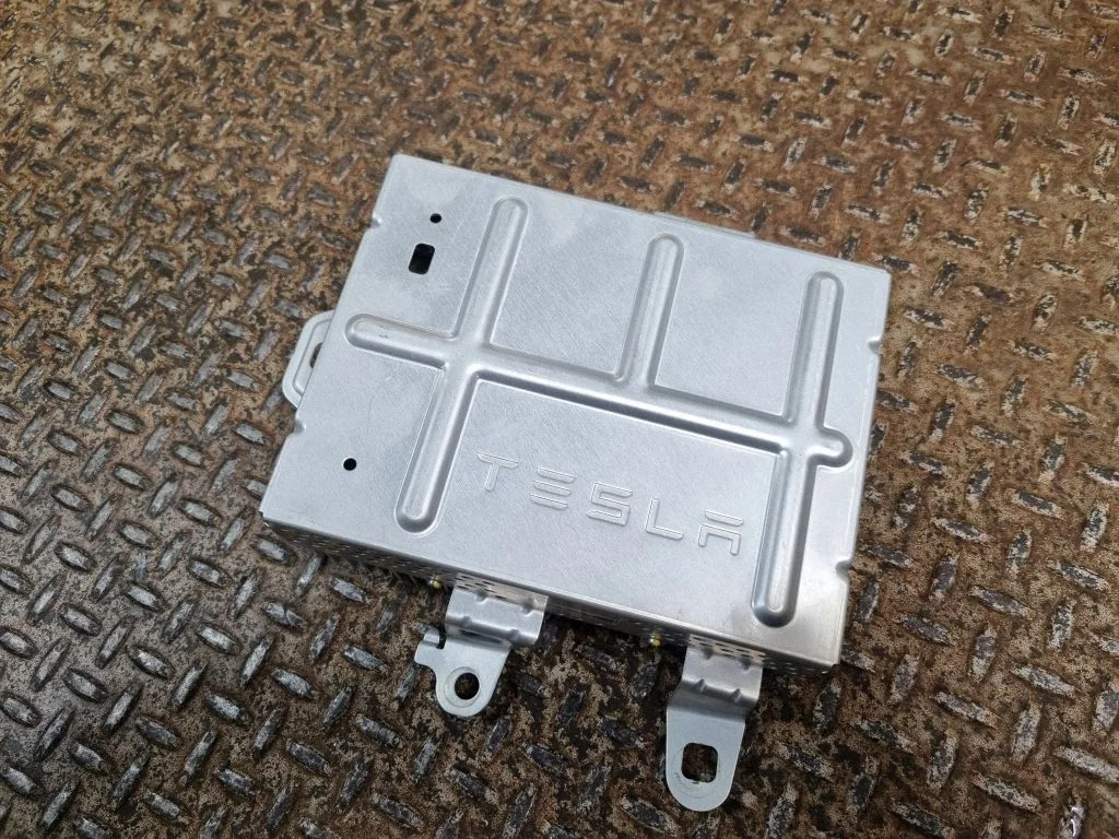 Sound amplifier – Tesla Model Y (2020-)