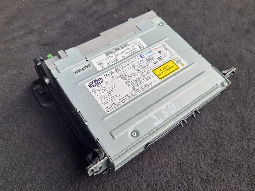Radio/CD/DVD/GPS head unit 6822586