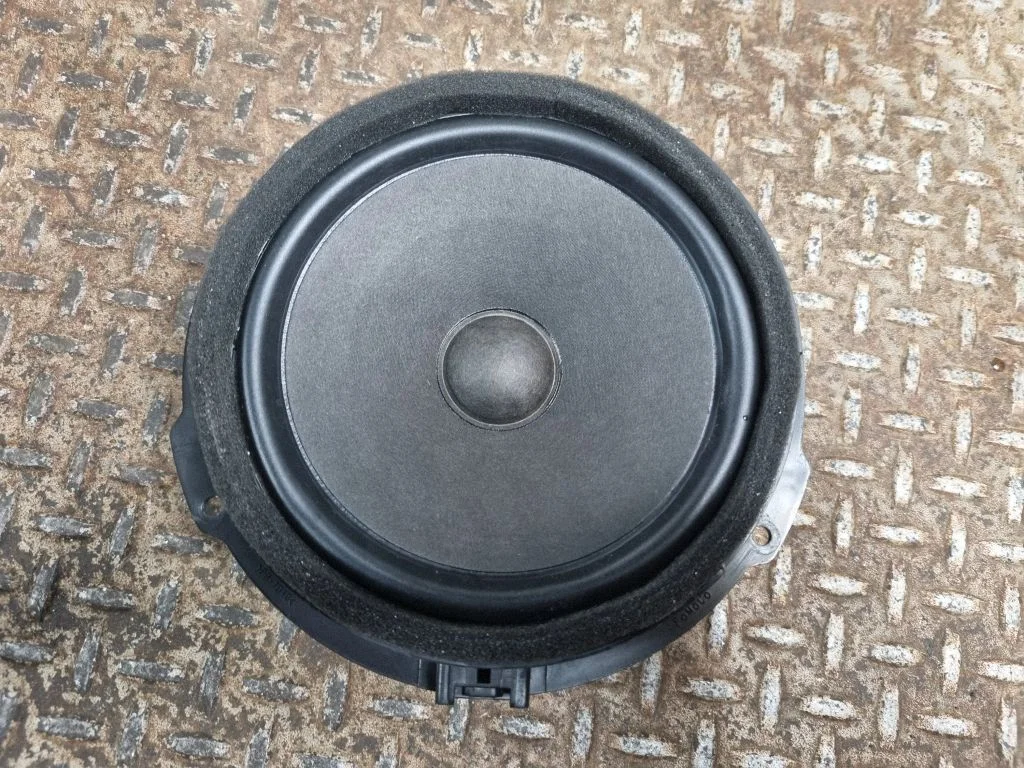 Skaļrunis (-ņi) priekšējās durvīs ET4T18808DA