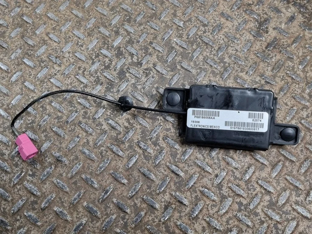 Aerial antenna amplifier – Chrysler Pacifica (2017-)