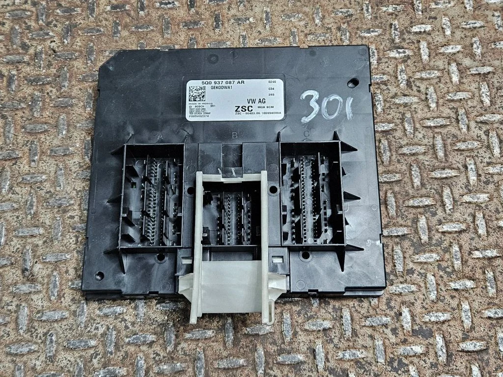 Comfort/convenience module 5Q0937087AR