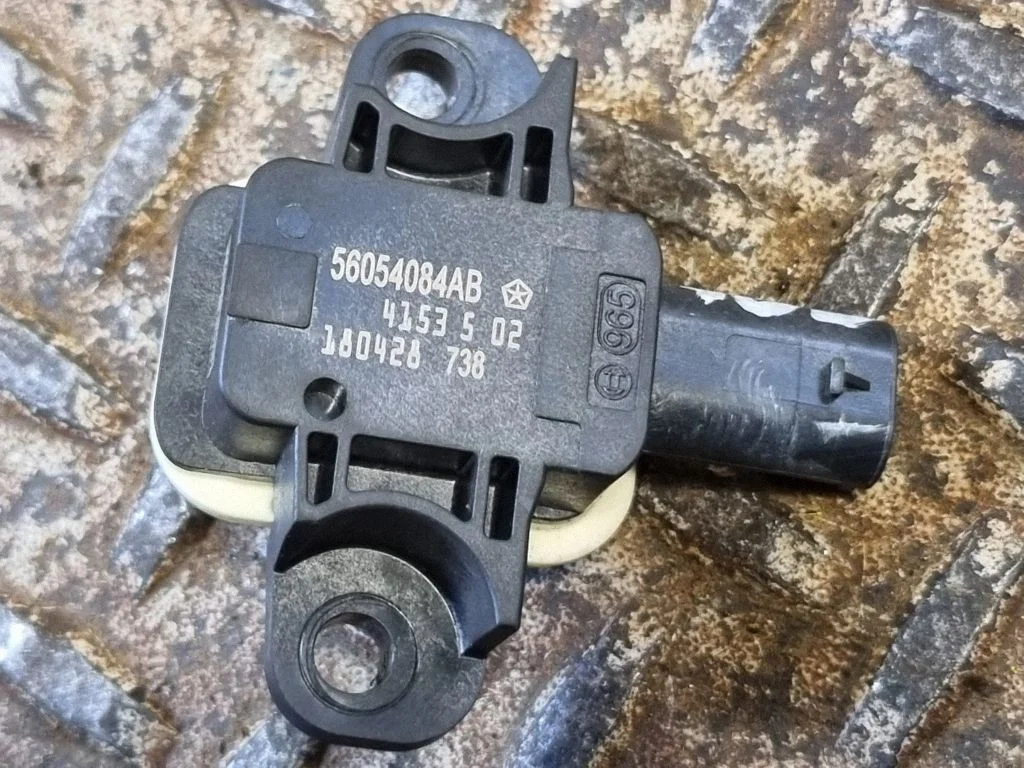 Czujnik zderzeniowy poduszek powietrznych 56054084AB