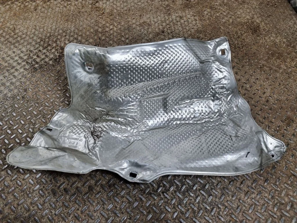 Exhaust heat shield 68069893AG