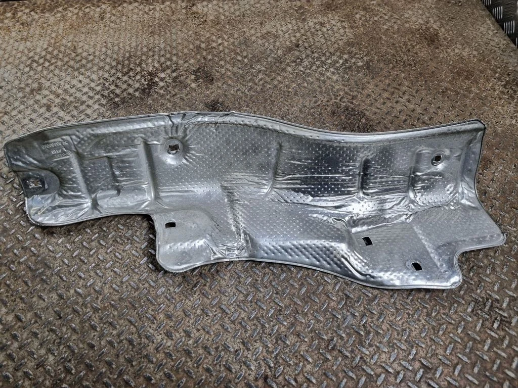 Exhaust heat shield 68069895AE