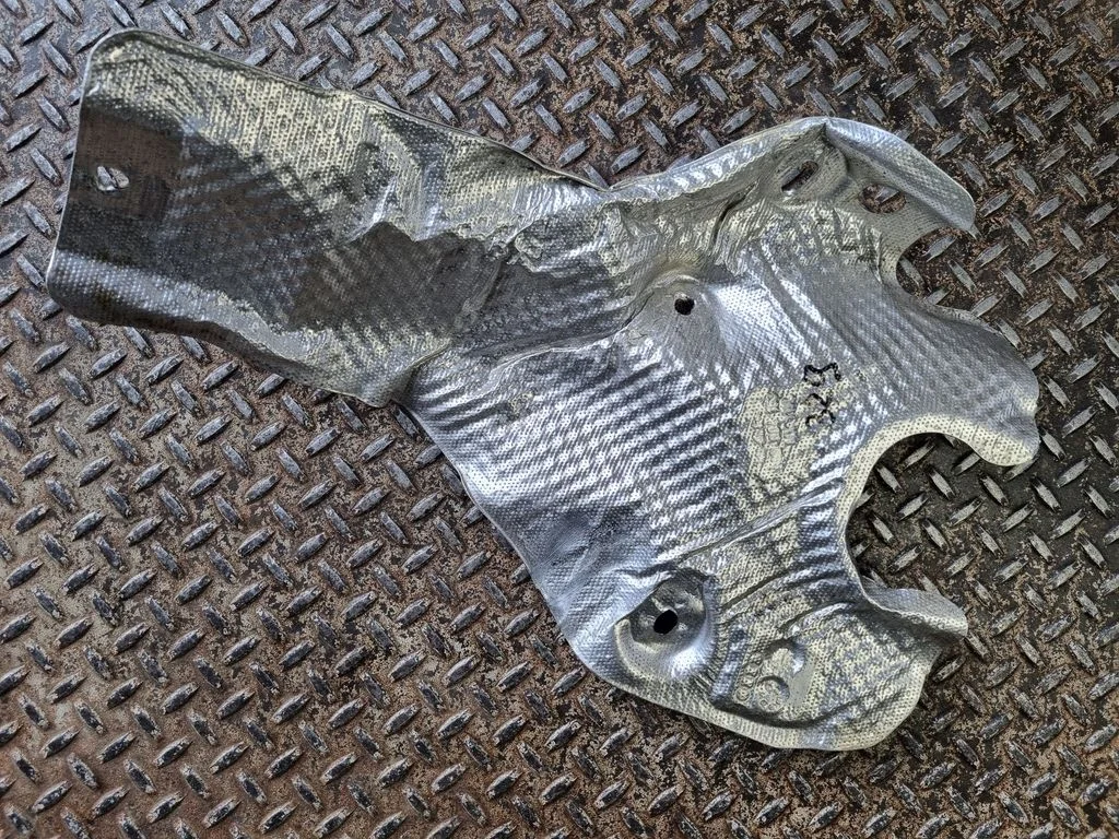 Heat shield in engine bay 80B804163