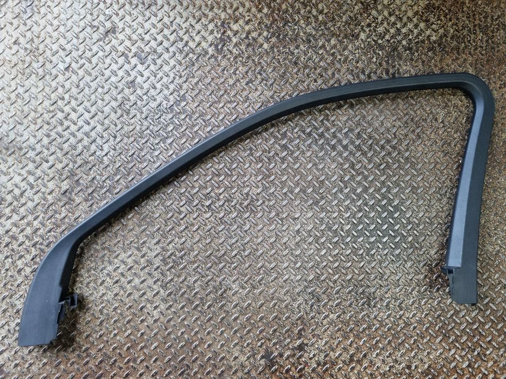 Front door glass trim molding 80A867610