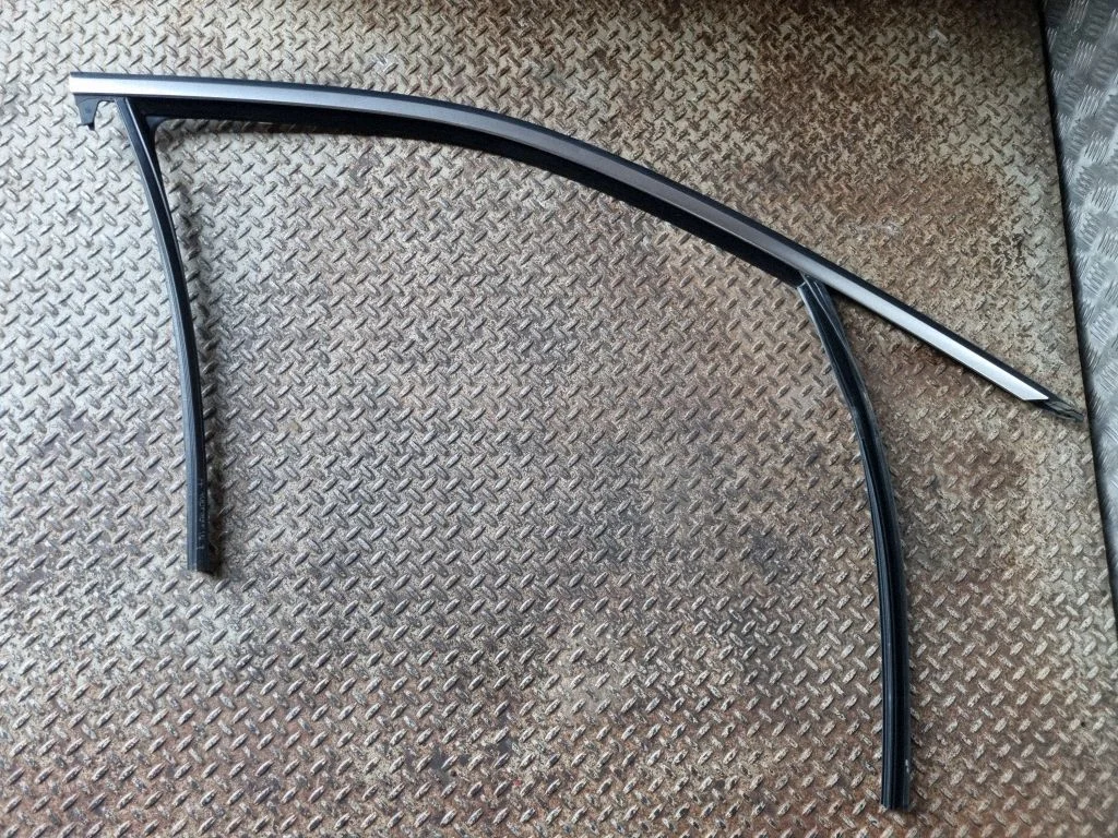 Front door glass trim molding – BMW 3 Series G20 G21 (2019-)