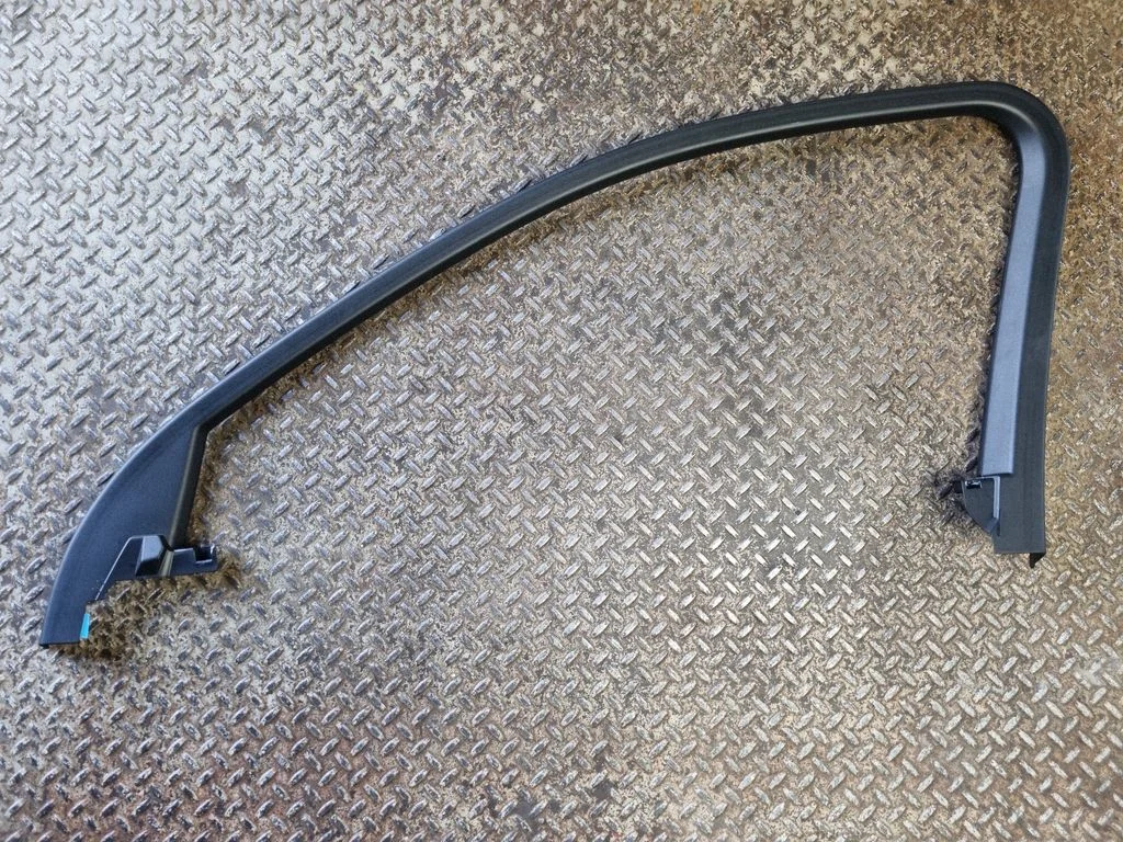 Esiukse klaasi liist 83A867610