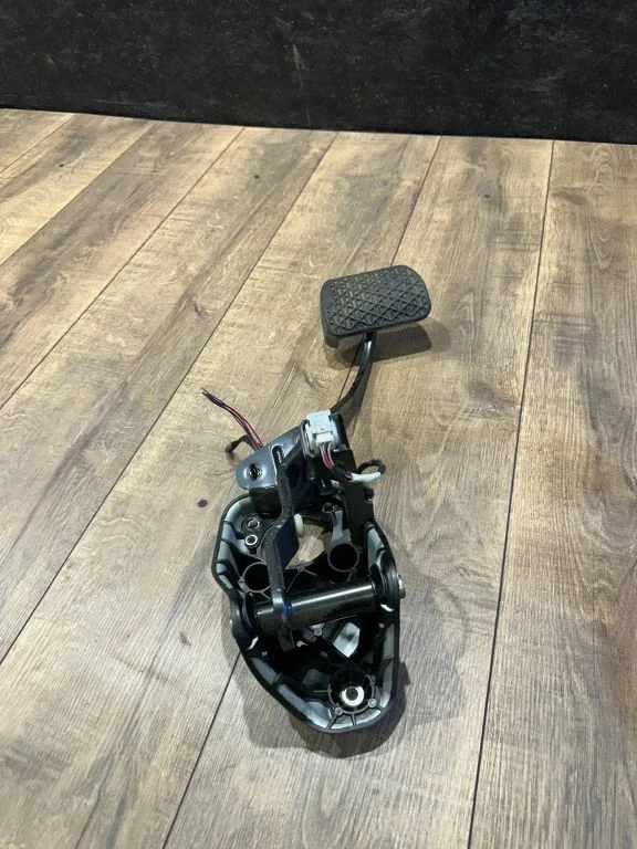 Brake pedal – Mercedes-Benz GLS-Class X166 (2015-2019)