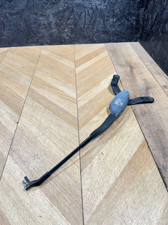 Front wiper blade arm A2118240049