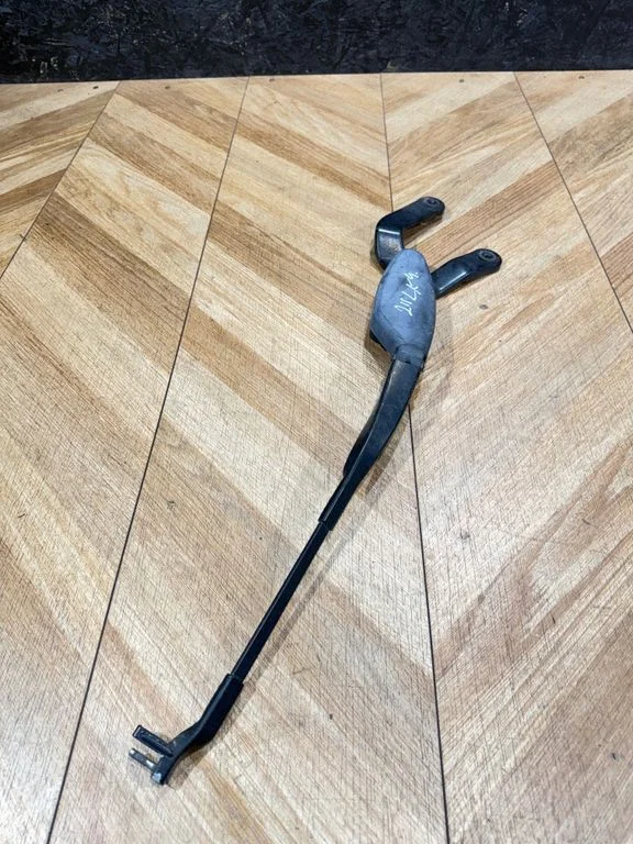 Front wiper blade arm A2118240049