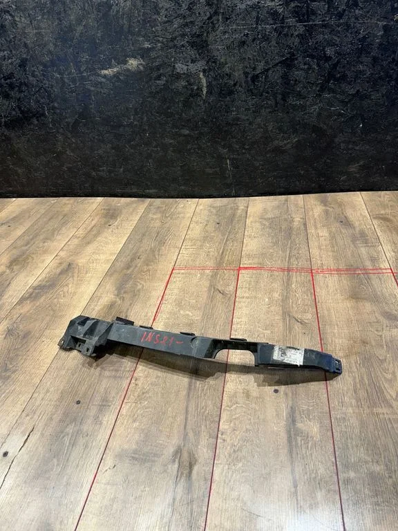 Headlight/headlamp mounting bracket 13250570