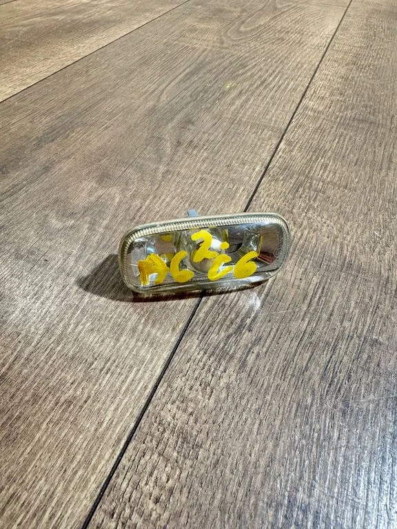 Front fender indicator light 8E0949127