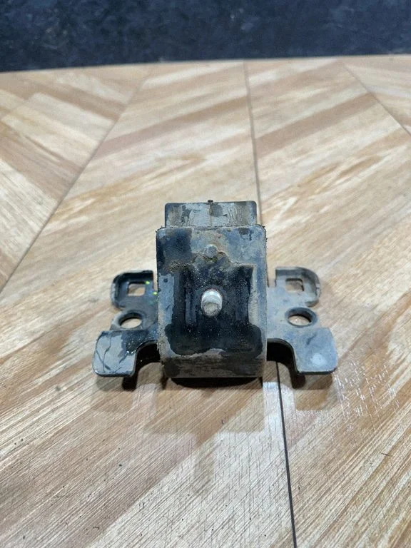 Engine mount bracket – Nissan Navara D23 (2015-)
