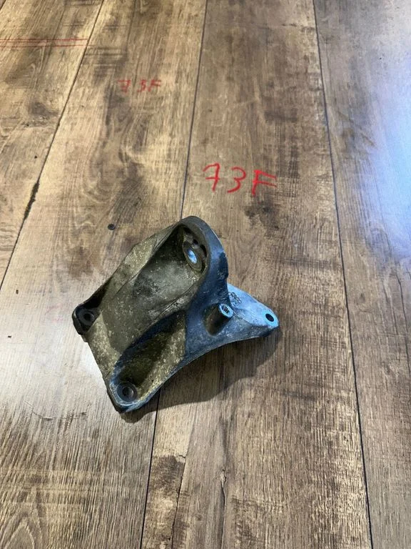 Engine mounting bracket 7l8199307d