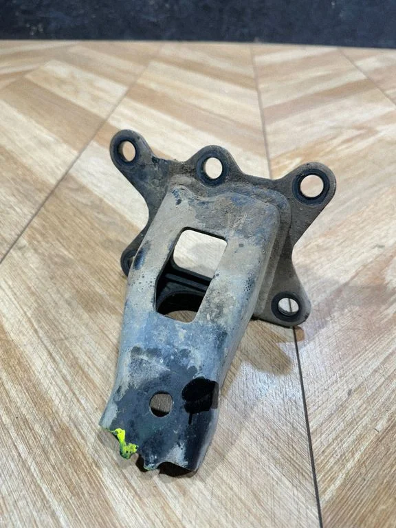 Engine mounting bracket