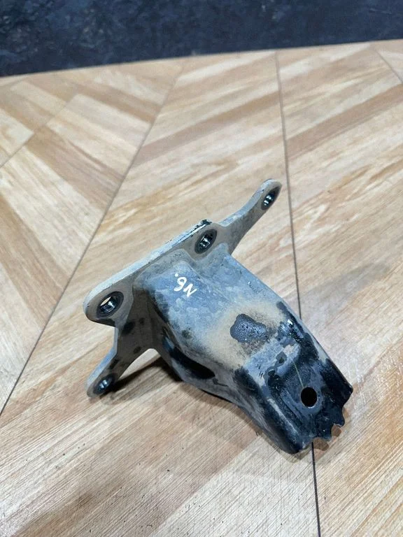 Engine mounting bracket
