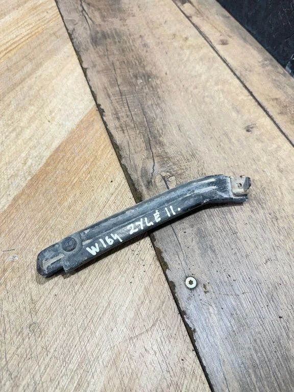 Esistange kinnitusklamber A1648800414