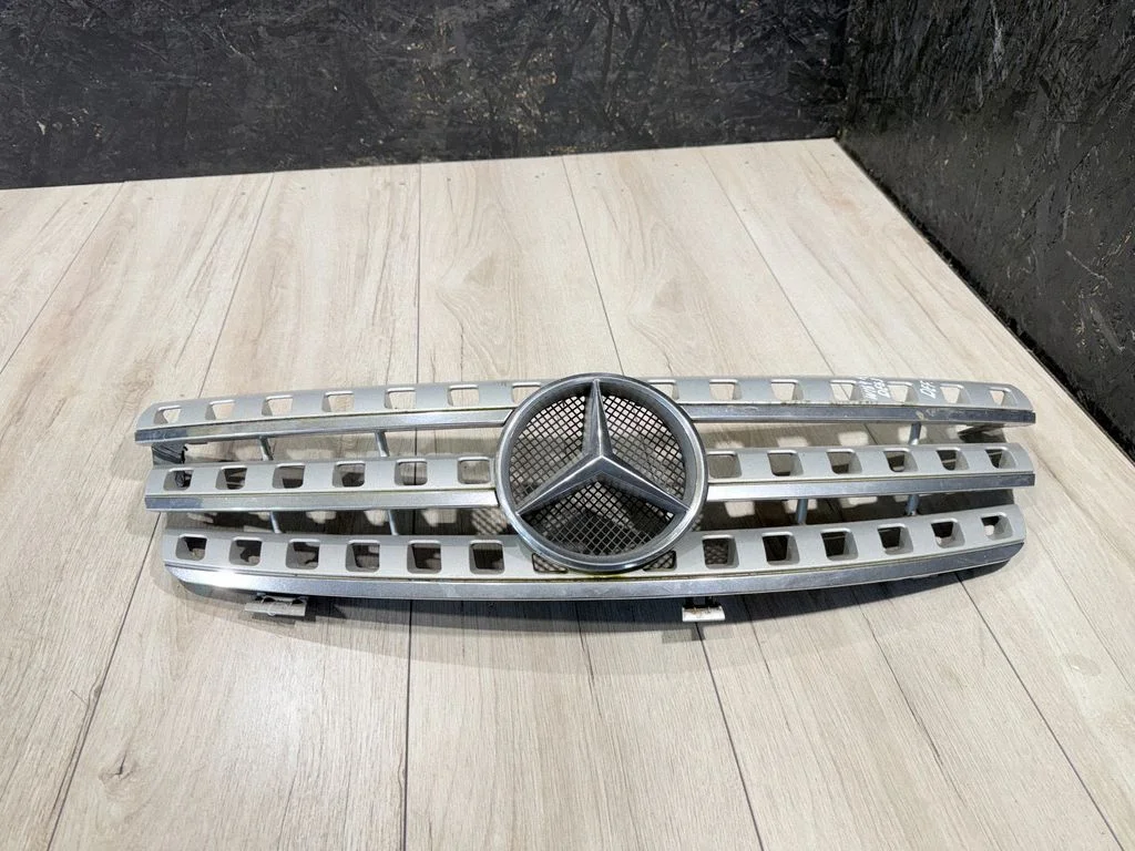 Atrapa górna (grill) A1648880123