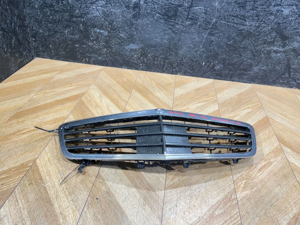 Esistange ülemine radiaatorivõre A2128800583