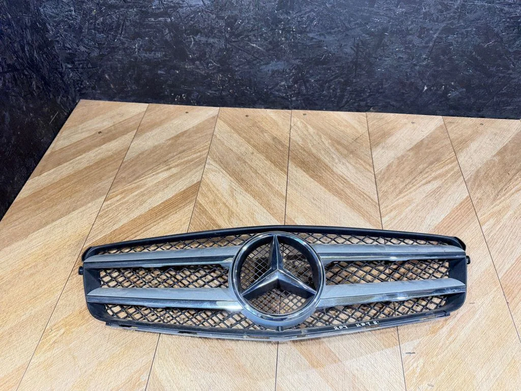 Atrapa górna (grill) A2048802083
