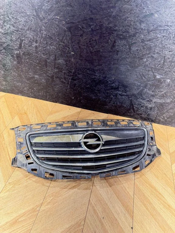 Front bumper upper radiator grill 13282567