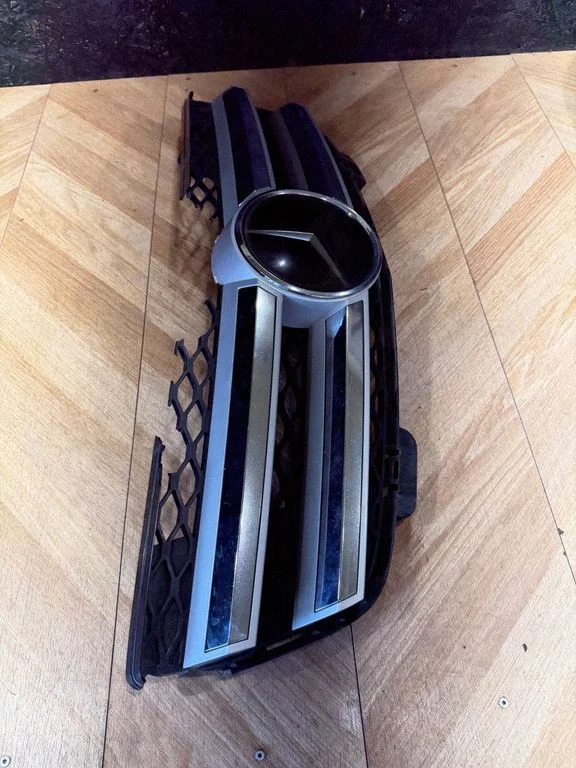 Front bumper upper radiator grill A1648800185