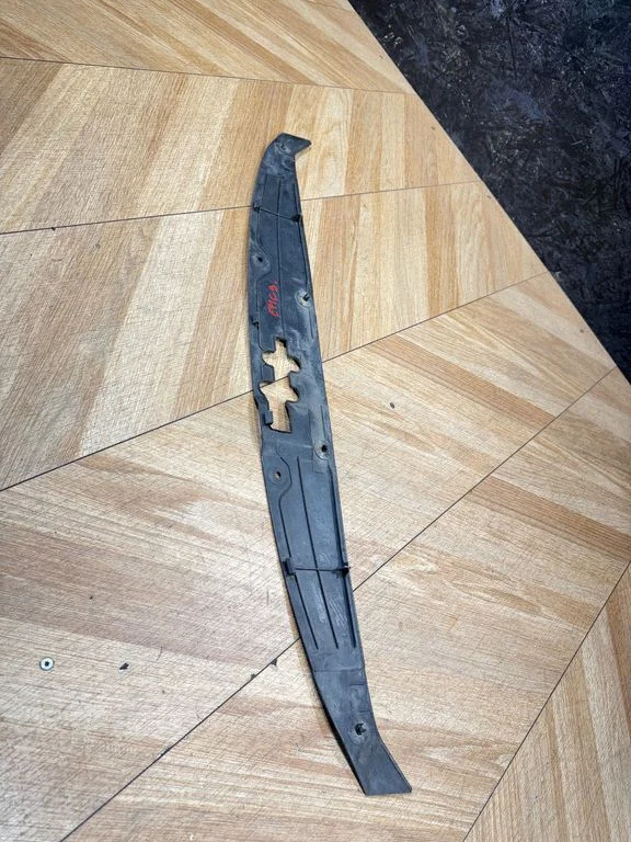 Apdaila variklio dangčio spynos