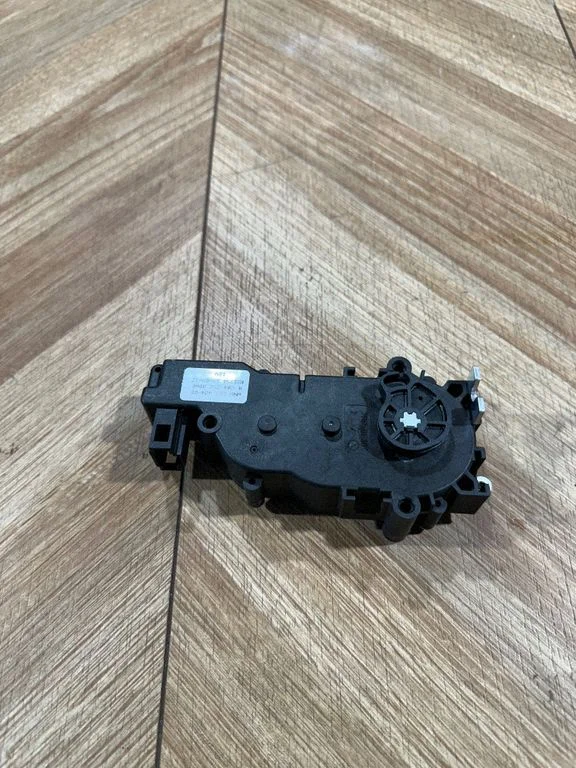 Tailgate/trunk/boot lift motor – Mercedes-Benz E-Class W212 (2009-2016)