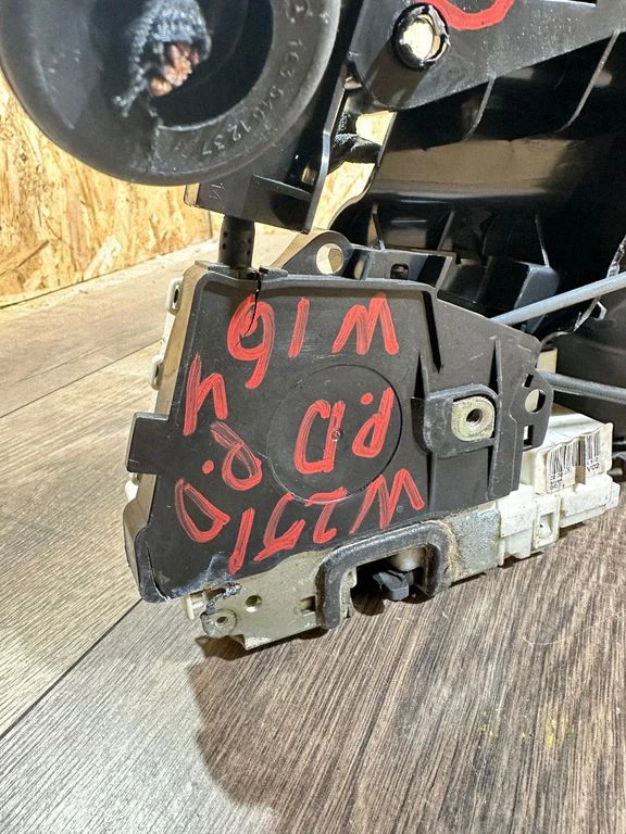 Klamka zewnętrzna drzwi przednich A2517601834