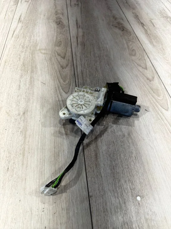 Front door window regulator motor 21982005