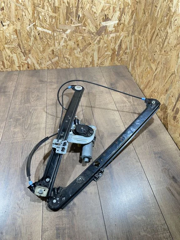 Front door window regulator with motor 8243804