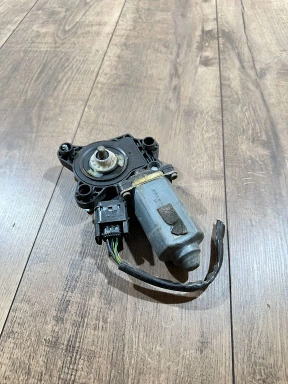 Front door window regulator with motor 2067009690