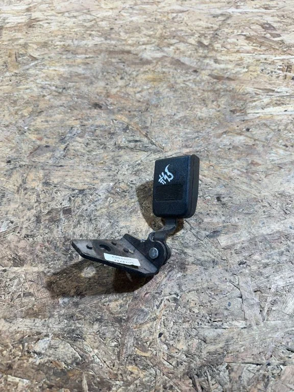 Middle seatbelt buckle (rear)