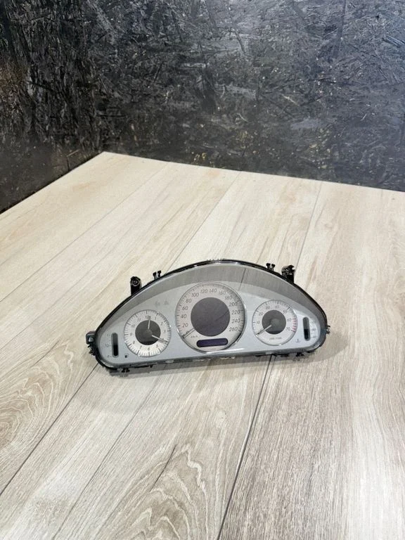 Speedometer (instrument cluster) A2115402547