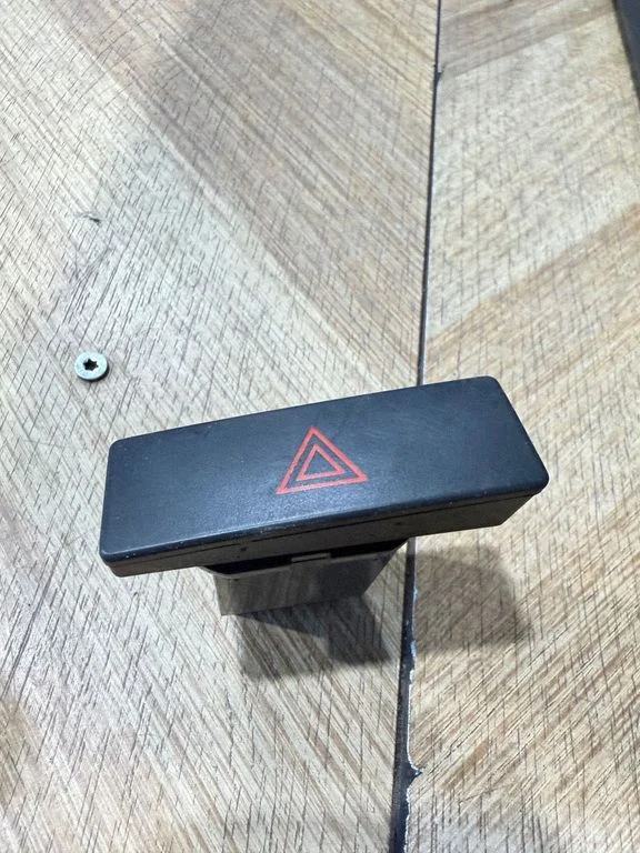 Avārijas gaismu slēdzis 864W01404