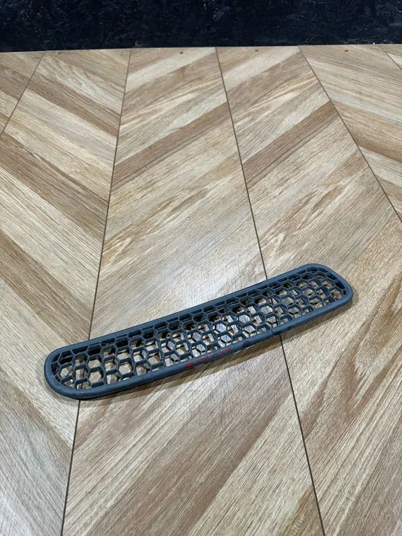 Grotelės dangčio plokštumoje