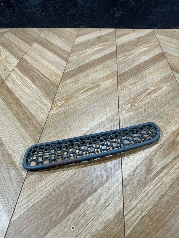 Grotelės dangčio plokštumoje