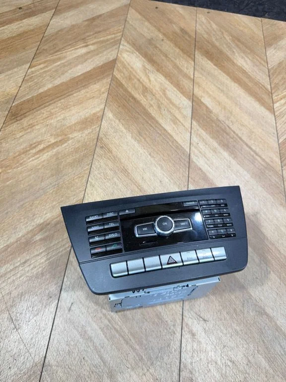 Radio, odtwarzacz CD/DVD, nawigacja A2049001111