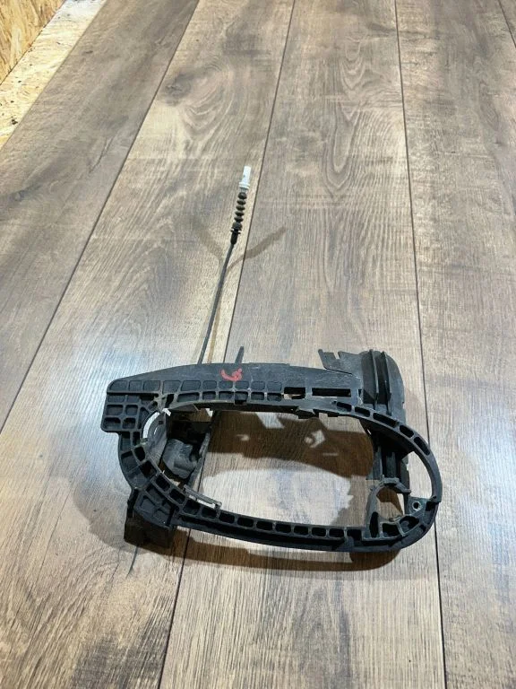 Front door exterior handle/bracket – BMW 7 Series E65 E66 (2001-2008)