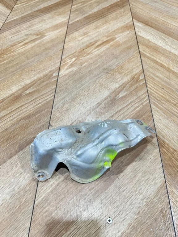 Heat shield in engine bay 140136073R