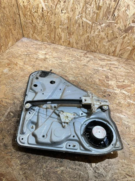 Rear door window regulator with motor – Volkswagen Passat B5.5 (2001-2005)