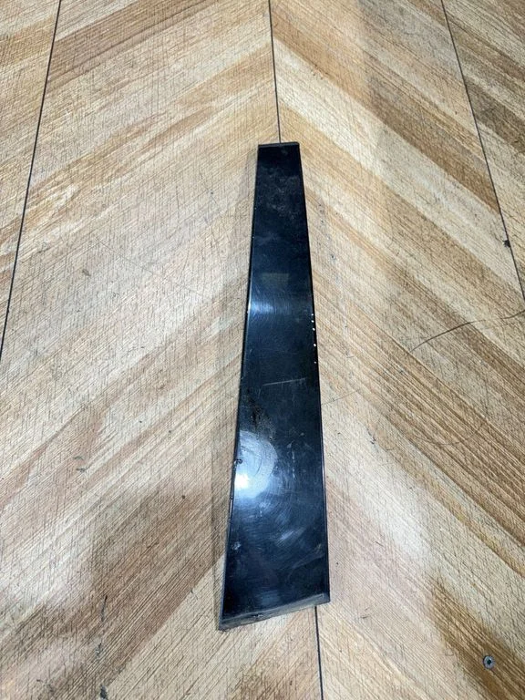 Front door glass trim molding A2116903187