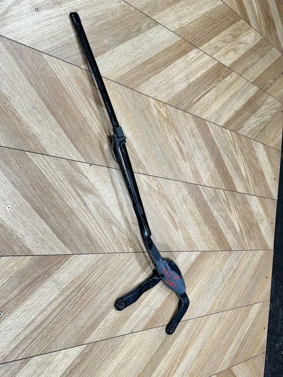 Front wiper blade arm A2118200444