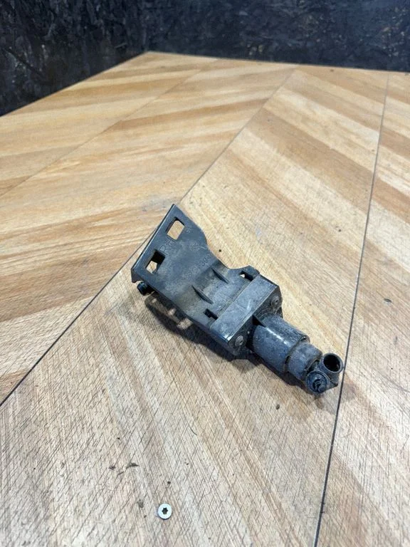 Headlight washer spray nozzle