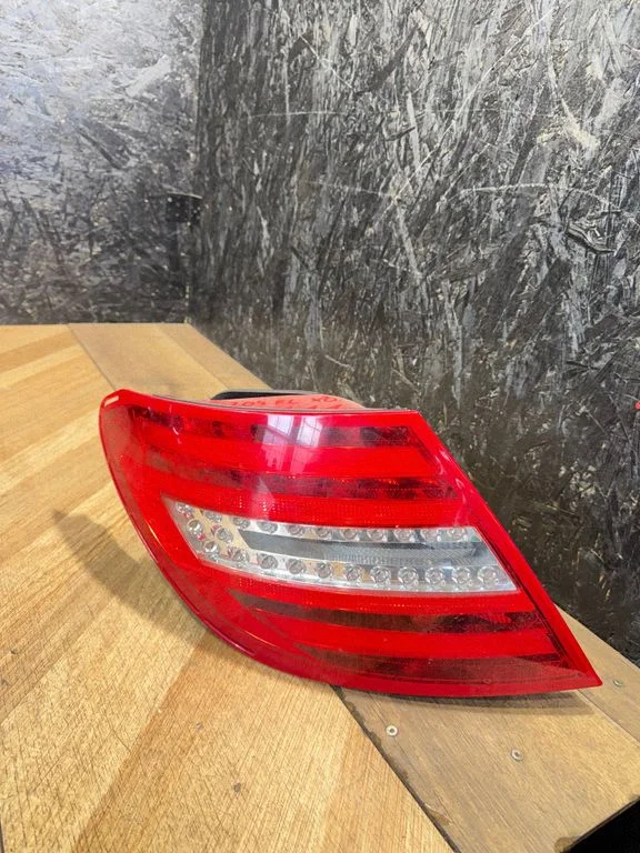 Lampa tylna w błotniku 2049060403
