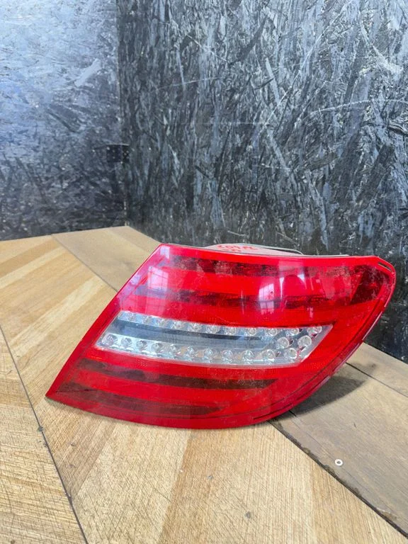 Lampa tylna w błotniku 2049060503