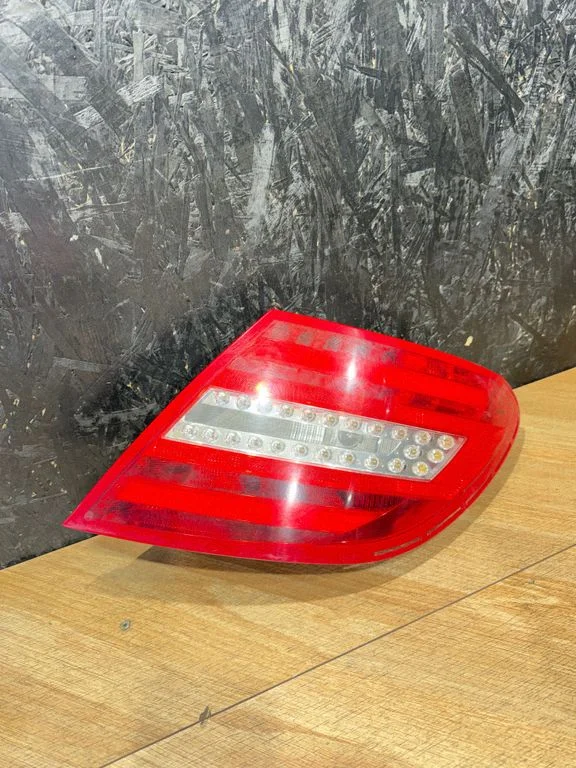 Lampa tylna w błotniku 2049060503